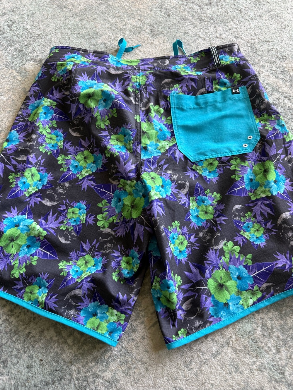 Under Armour Men's Loose Floral Black and Teal Board Shorts, Size 34 - Picture 6 of 6